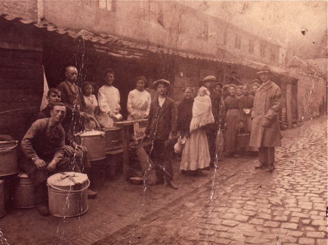 De inspecteur van de dienst 'Behoud van Standenverschillen' kwam toezien of iedereen nog voldoende arm was.